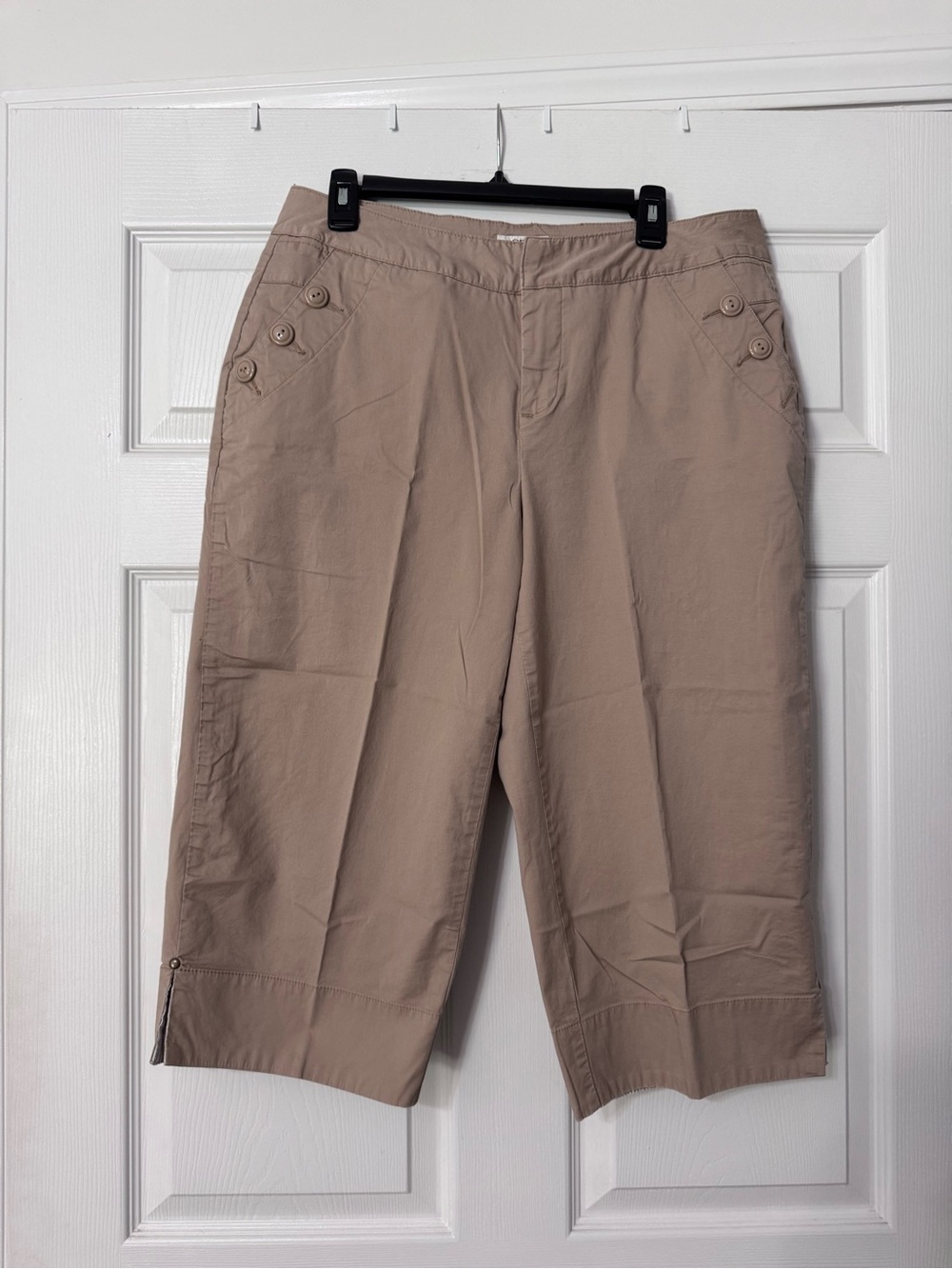Women’s Tan Casual Button-Accent Capri Pants